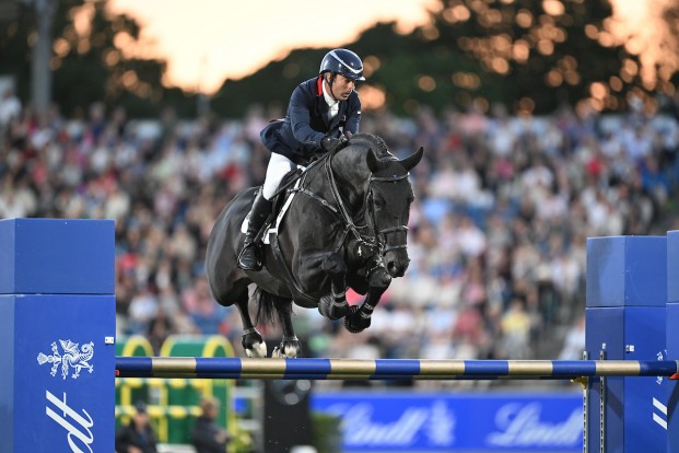 Robert Whitaker houdt het hoofd koel en wint loodzware Grote Prijs van Hickstead