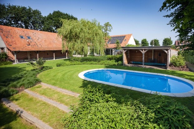 Charmante villahoeve met ingericht bijgebouw