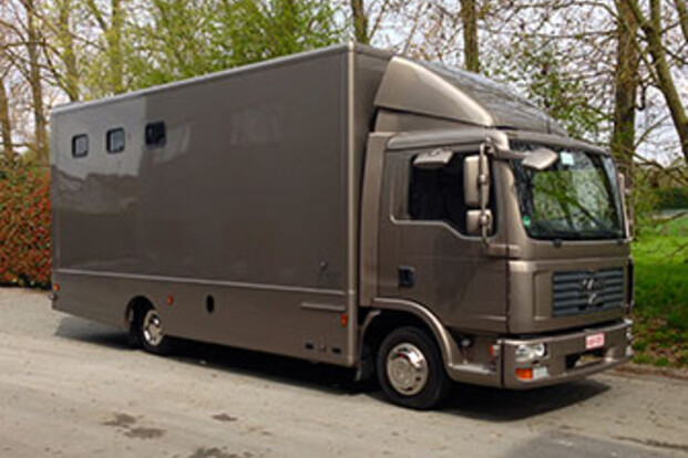 Mooie MAN Vrachtwagen voor 4 paarden met mooie leefruimte