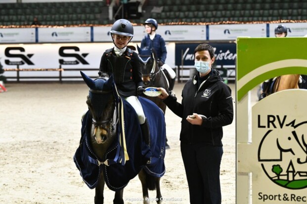 Amélie Van De Putte wint stijlspringen 60cm!