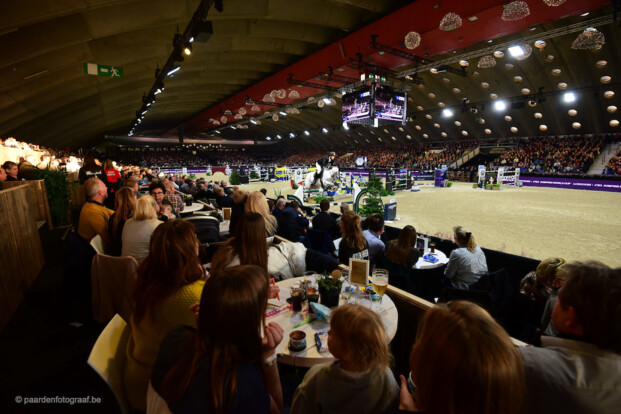 Karsten van Es snelt naar overwinning in de IM Pony’s 90cm
