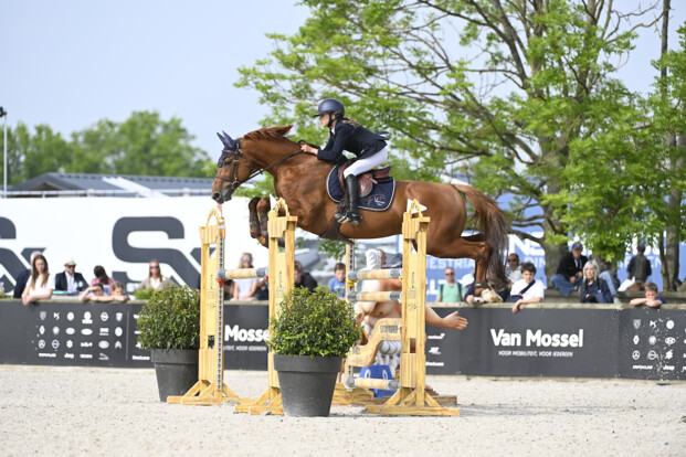 Robin Vermeir en Julie Van Hollebeke springen op het podium