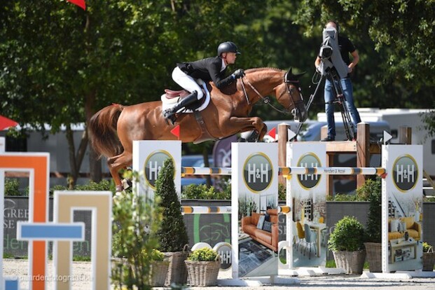 Guery strand naast het podium in de CSI2* GP