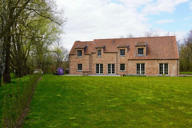 Immofluisteraar verkoopt: villa te Berlaar!