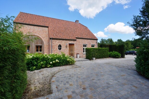 Immofluisteraar verkoopt: Luxueuze villa