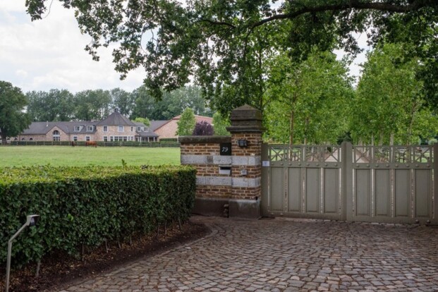 Immofluisteraar verkoopt exclusief domein