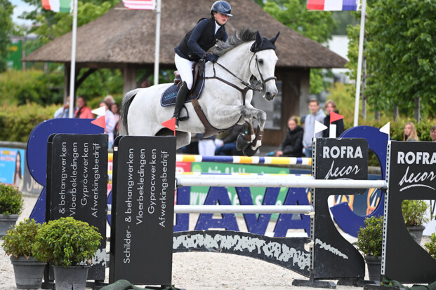 Estee Bomeré snelt naar winst in het Sentower Park!