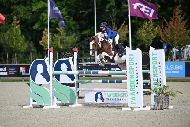 Ijzersterke Clémentine Lux domineert tijdens openingsrubriek voor de pony’s