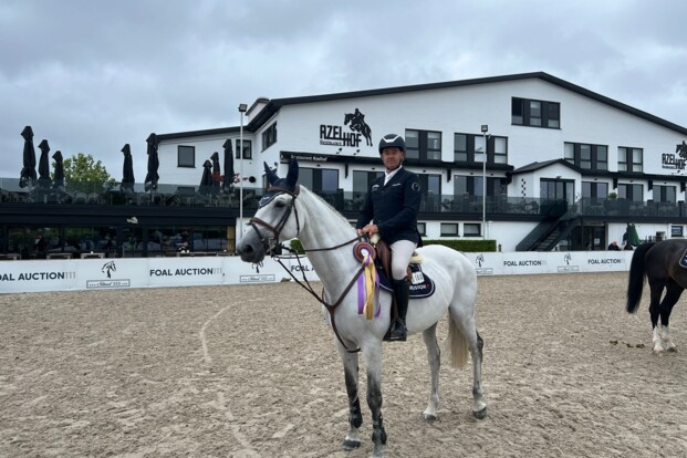 Lieven Devos winst de openingsrubriek in het Azelhof Lieven Devos winst de openingsrubriek in het Azelhof