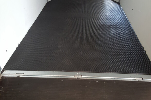 Veiligheid in de paardentrailer met antislip rubber