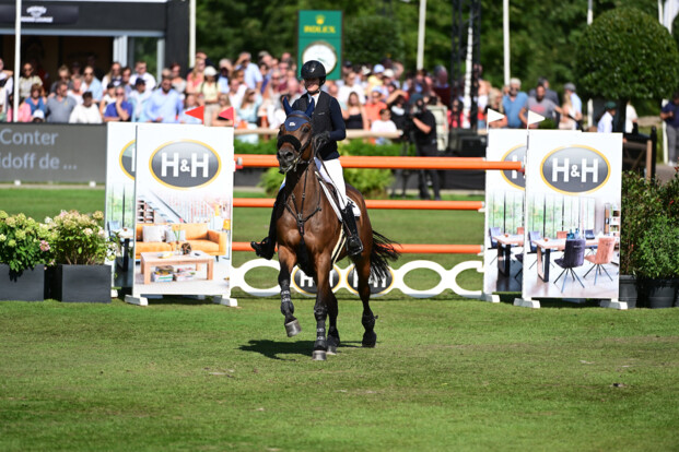 Zoe Conter schittert in hoofdrubriek van St. Tropez!