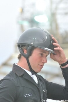 Van Paesschen wint in China op geleend paard