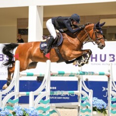 Zoe Conter springt op het podium in St. Tropez
