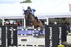 Nicola Philippaerts springt op het podium tijdens ochtendrubriek van Verona