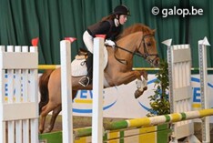 Stephanie Van Riet en Shelsey Berkvens pakken dubbel