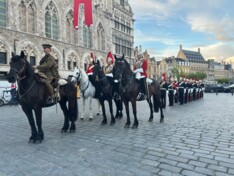 Brugse koetspaarden luisteren optreden Household Cavalry in Ieper op