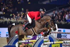 Pius Schwizer snelt naar de overwinning!