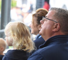Kris Geerts met kleindochter Marie Geerts en zijn vrouw Chris Snoeys, een sterke steun voor Glenn Geerts