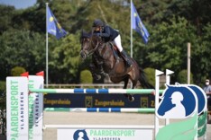 Charlotte Philippe naast het GP-podium…