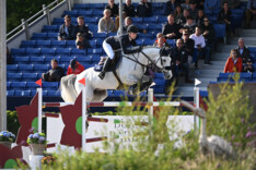 Emilie Conter snelt naar overwinning in Wellington!