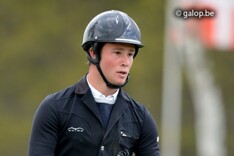 Van Paesschen start met winst in 't Stad