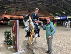 Andres Vereecke laat de Brabançonne weerklinken in het Azelhof