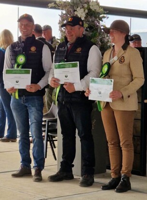 Podium 3* P4 kleurt Belgisch: vlnr: Julien Vanhoenacker (3) - Bert Van Den Bosch (2) - Tinnen Bax (1) Podium 3* P4 kleurt Belgisch: vlnr: Julien Vanhoenacker (3) - Bert Van Den Bosch (2) - Tinnen Bax (1)
