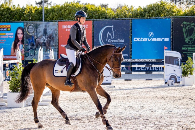 Louise van Laer schittert op het podium in de 1.40m Final van Lier