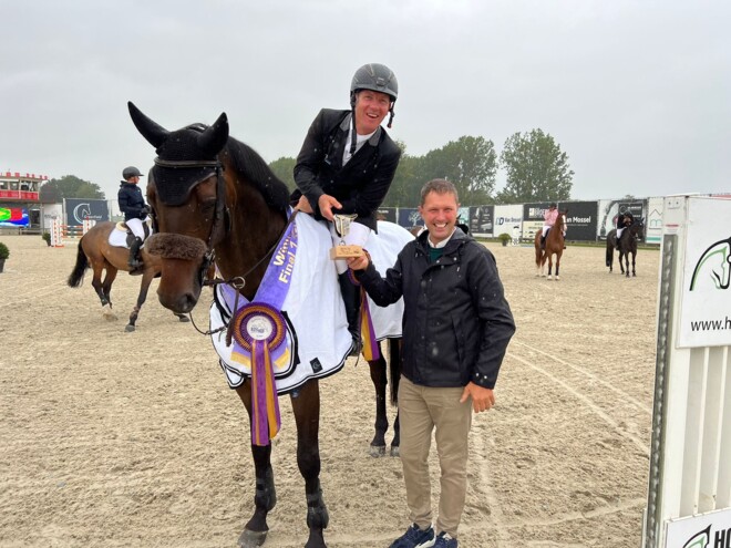Hendrik Denutte snelt naar winst in het Azelhof