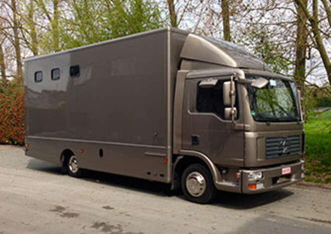 Mooie MAN Vrachtwagen voor 4 paarden met mooie leefruimte