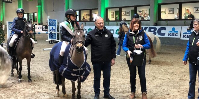 Straffe Louise De Clerck in B-Licht
