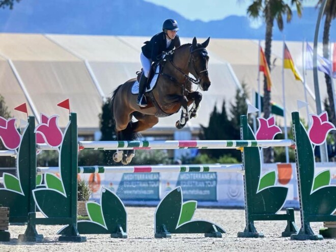 Leonie Peeters springt zich in de prijzen in Oliva!