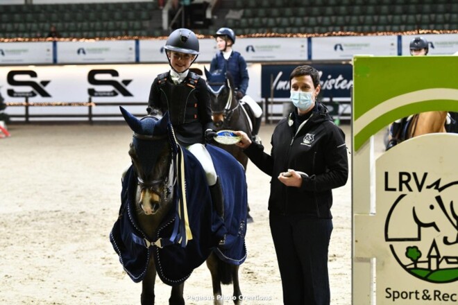 Amélie Van De Putte wint stijlspringen 60cm!