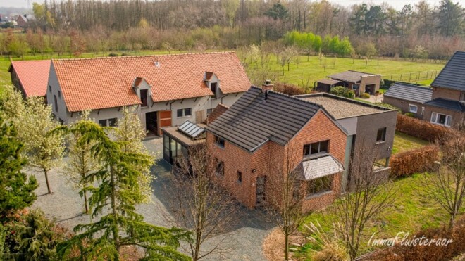 Immofluisteraar: hedendaagse villa op 1,6 ha