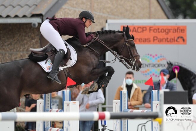 Charlotte Philippe wint CSI2* GP Courrière!
