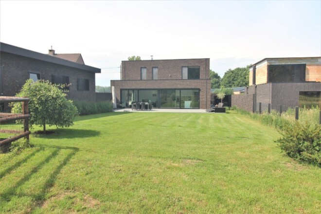 Immofluisteraar verkoopt recente woning