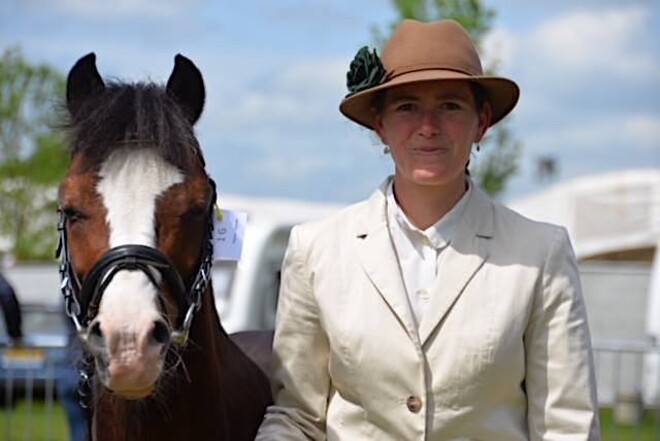 Tinne Bax en Laure Philippot winnen  dressuur in Bornem