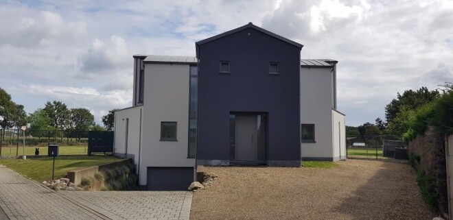 Immofluisteraar verkoopt moderne woning