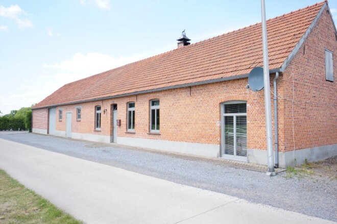 Hoeve met binnenpiste en stallen te Lommel