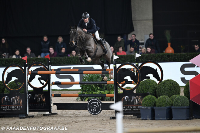 Ochtendzilver voor Maurice van Roosbroeck in het Azelhof