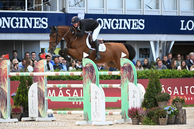 Jos Verlooy springt direct op het podium op Indoor Friesland