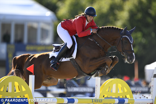 Virginie Thonon schittert op het podium in Opglabbeek