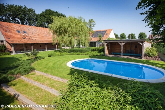 Charmante villahoeve met ingericht bijgebouw