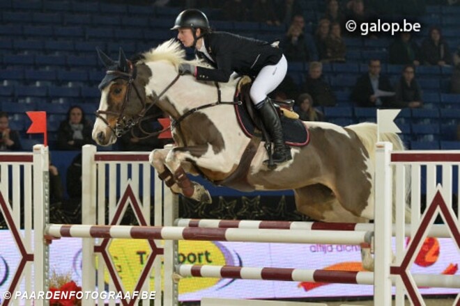 Carolien Buyens wint JM indoor Masters 1m20