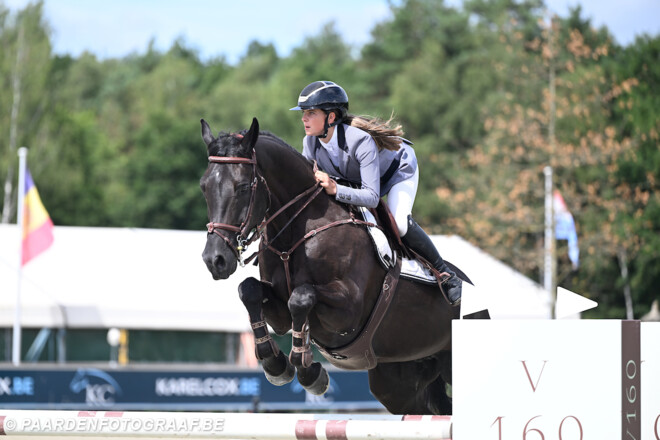 Yana Jansegers snelt naar overwinning in Lier!