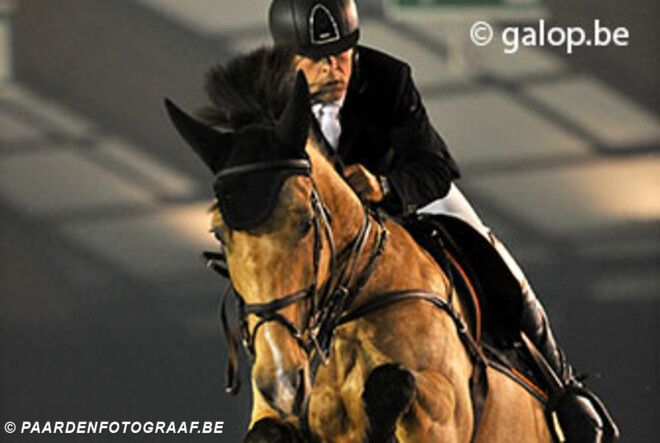 Al Sharbatly koopt valkkleurige Chesterfield