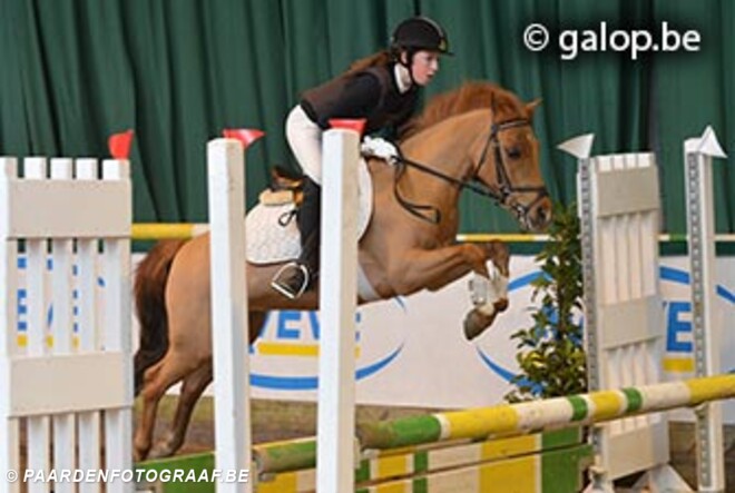 Stephanie Van Riet en Shelsey Berkvens pakken dubbel