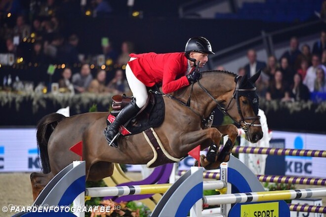 Pius Schwizer snelt naar de overwinning!
