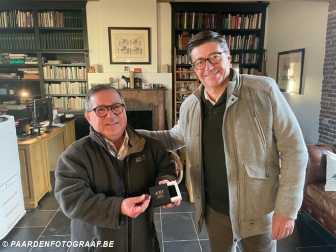Mark Wentein ontvangt FEI Badge of Honour