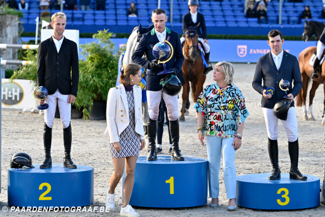 Gilles Thomas en Jens Vandenberk schitteren op het podium in The Sires of the World